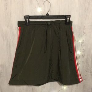 Cute green skirt! And never worn!